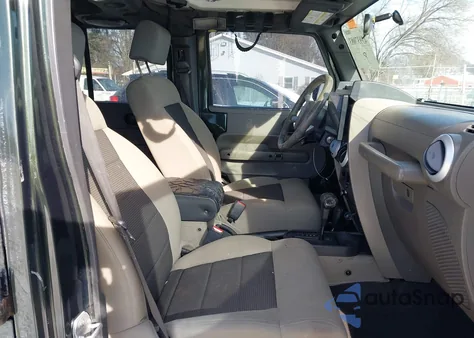 2010 Jeep Wrangler Unlimited Sahara z USA, uszkodzony, nr VIN 1J4BA5H11AL215557